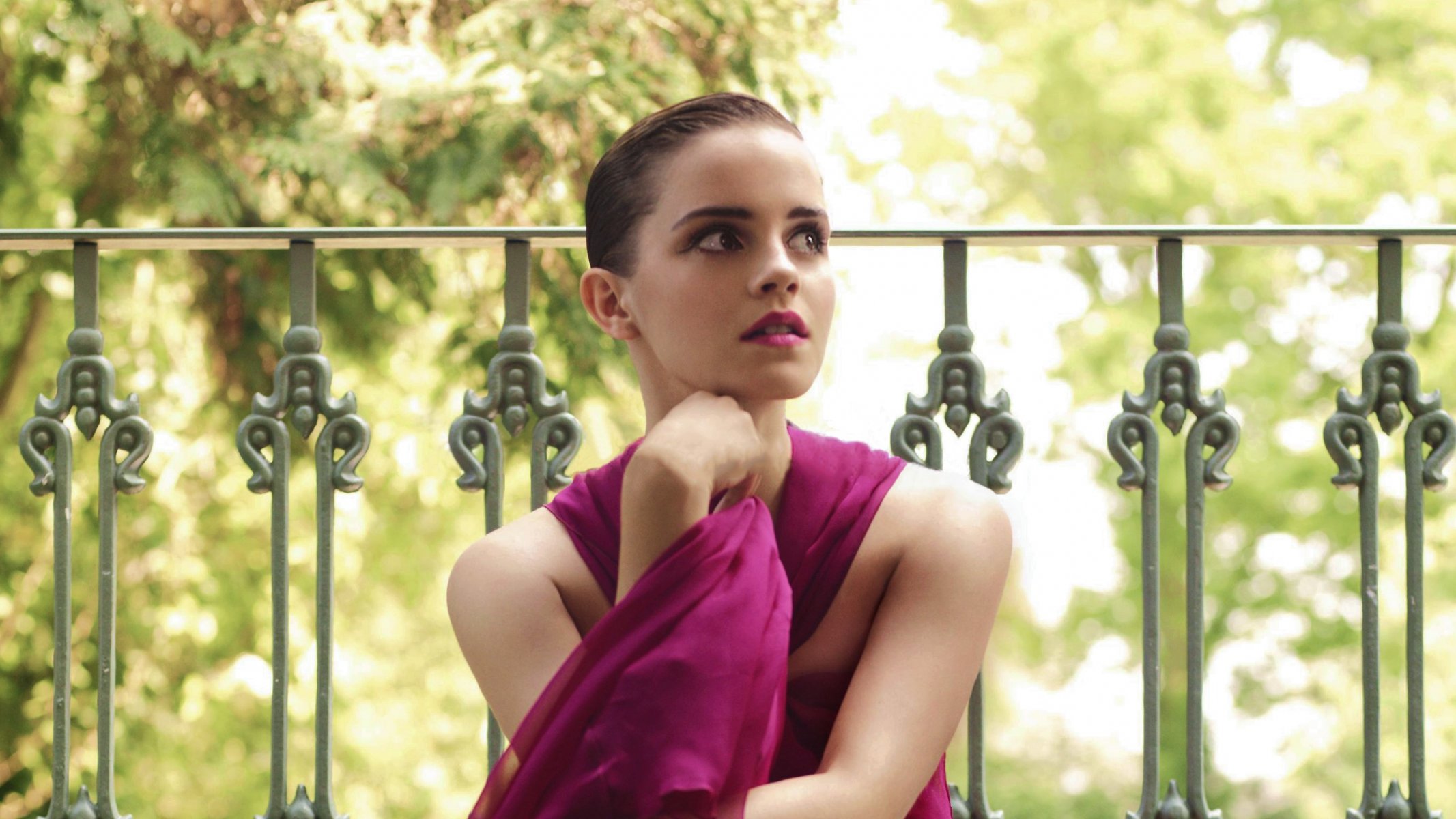 emma watson attrice modella look servizio fotografico balcone natura