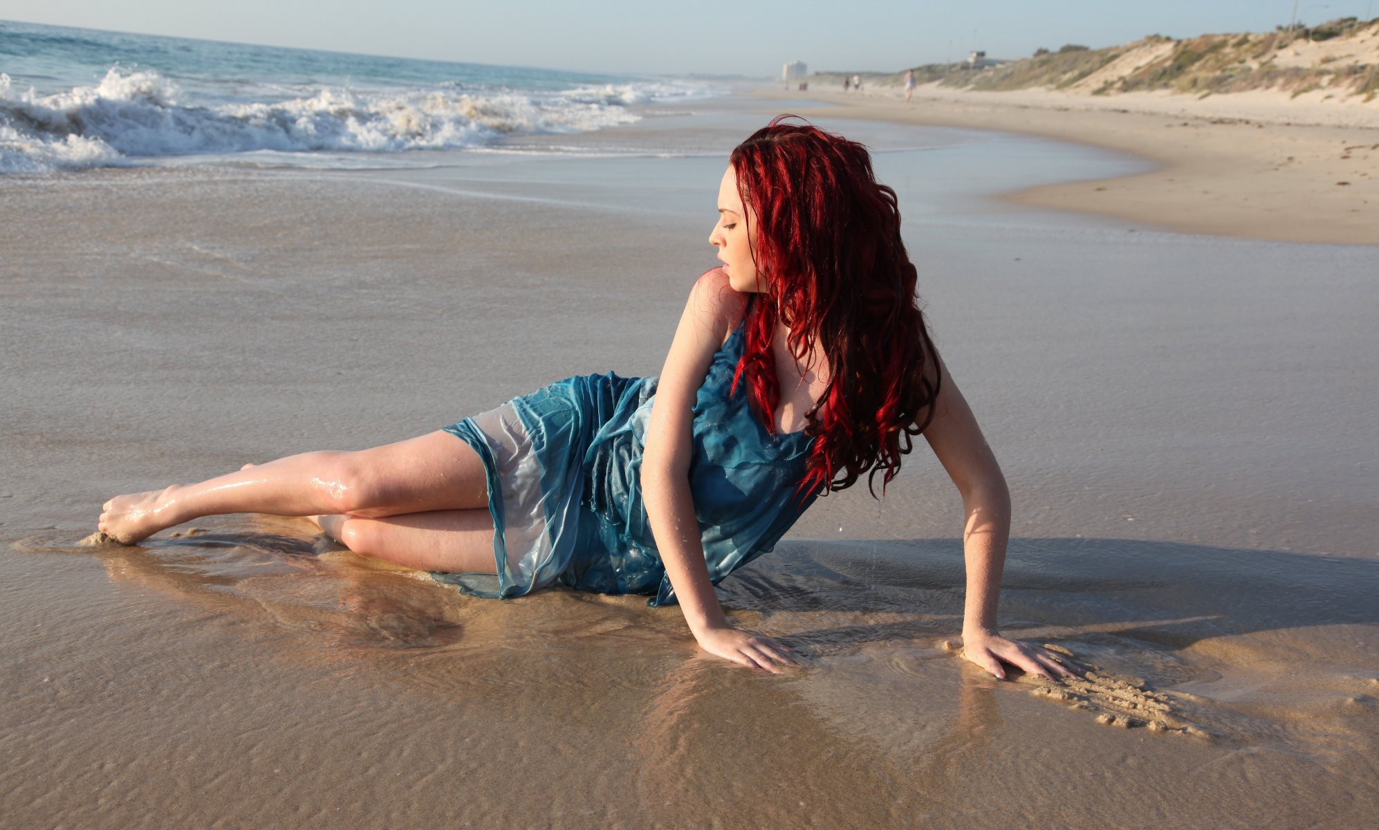 chica pelo rojo pose perfil arena playa mar olas