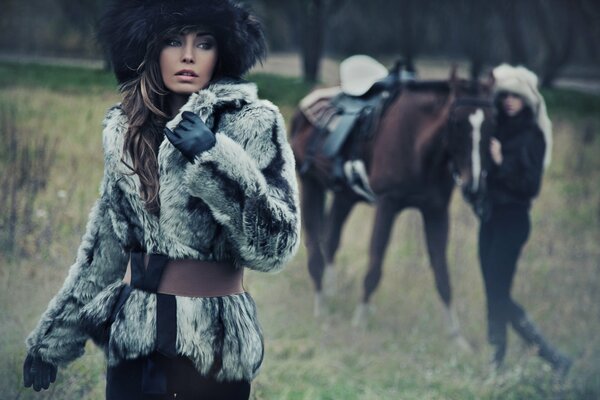 Chica con caballo en ropa de invierno