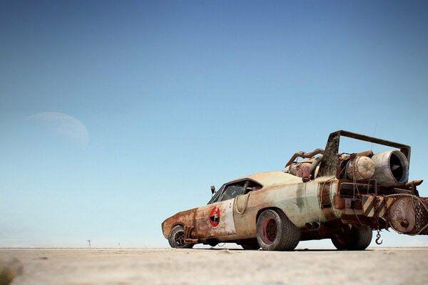 Desierto con coche y cielo azul