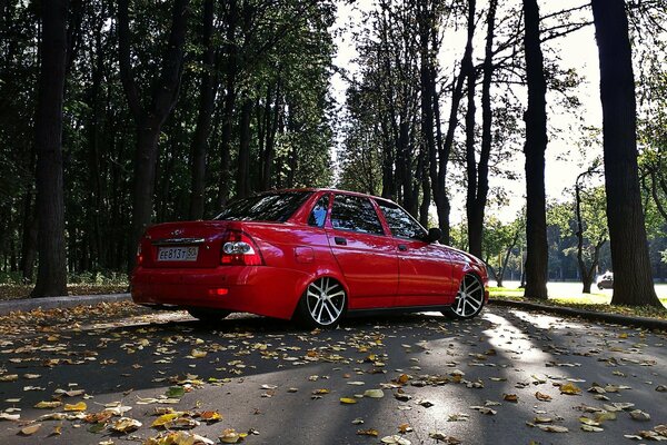 Lada rouge du Prieuré 2170 dans la nature