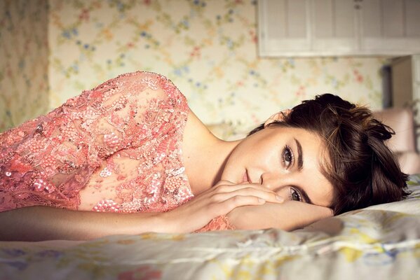 Shailene Woodley se acuesta en la cama