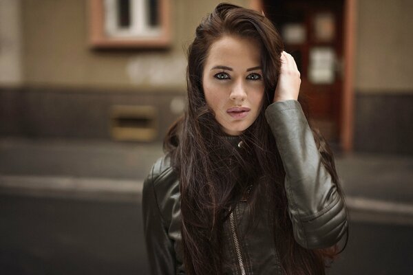 Retrato de una chica con una chaqueta de cuero negro