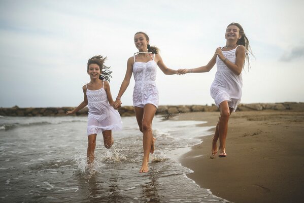 Tre ragazze sul mare