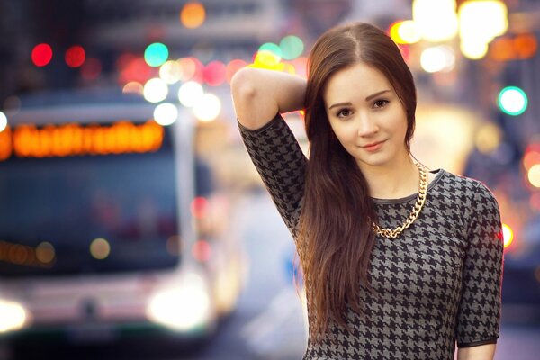 Ragazza con i capelli lunghi e gli occhi belli