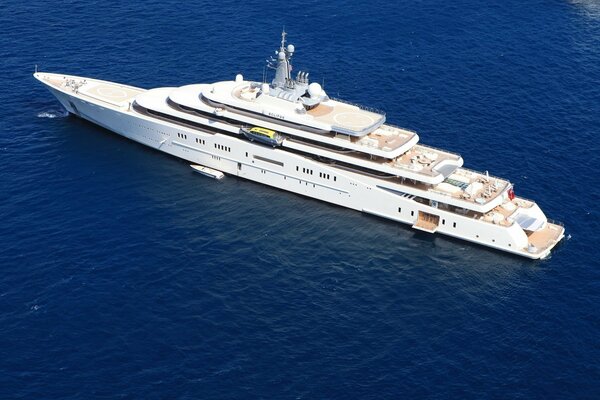 Magnifique yacht blanc en mer