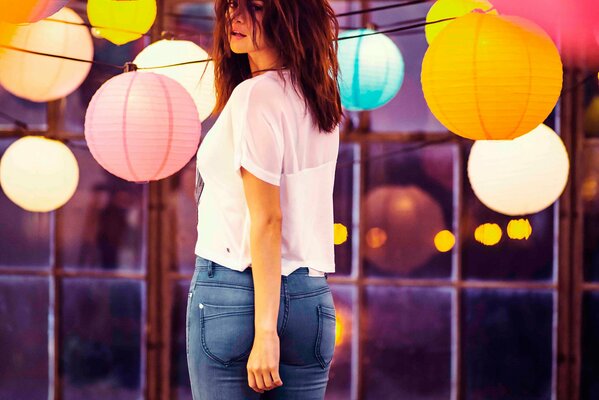 Fille avec des boules de couleur sur une séance photo