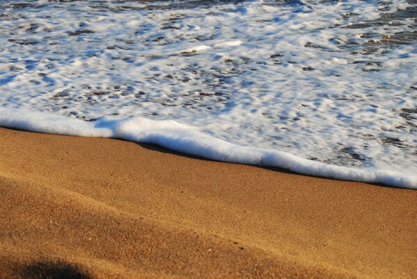 Meeresschaum am Strand