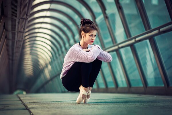 Ballerina Mädchen in einem Glastunnel auf Zehenspitzen