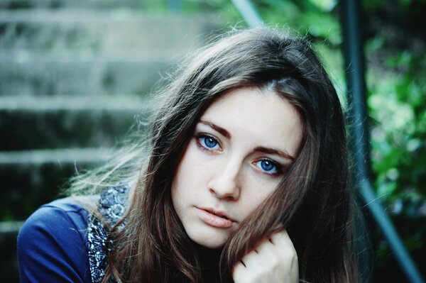 Chica de ojos azules con una mirada triste
