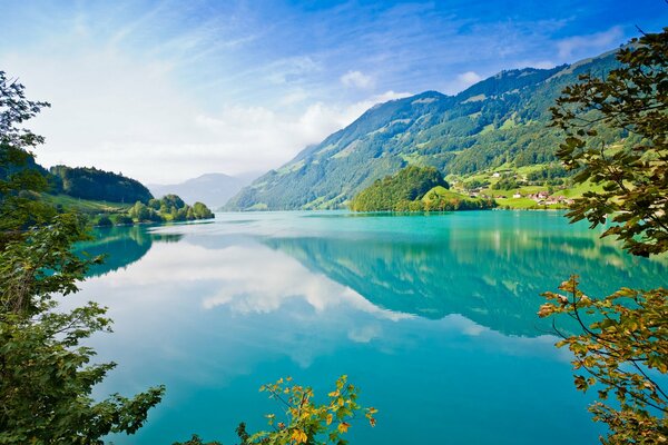 Sauberer blauer See im Sommer