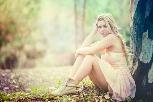 Sesión de fotos de Keri Ruth García en un vestido en el bosque junto a un árbol