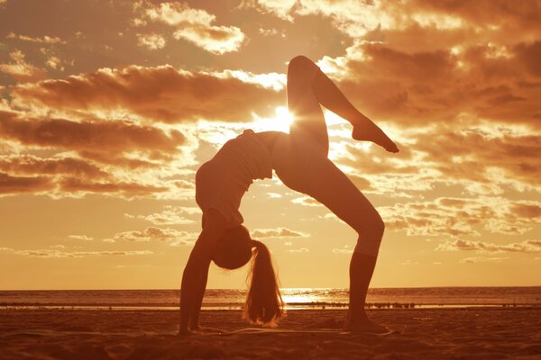 Gymnaste fille engagée sur la plage