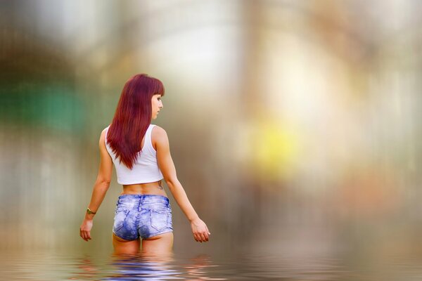 Fille en short et t-shirt blanc dans l eau