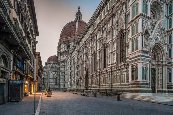 Blick auf die Kathedrale von der Straße in Florenz