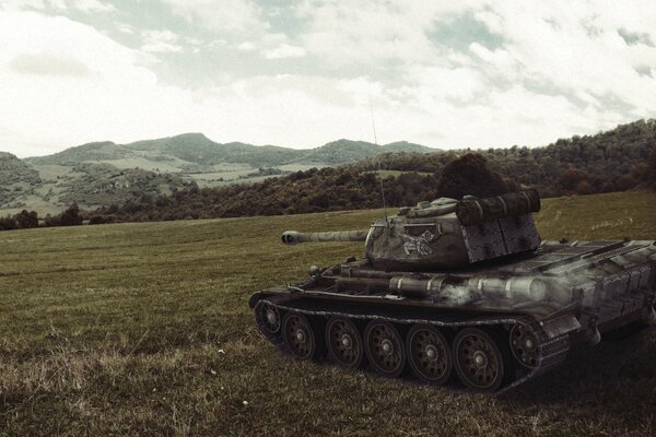 Вид танка т-44 на фоне поле и холмов