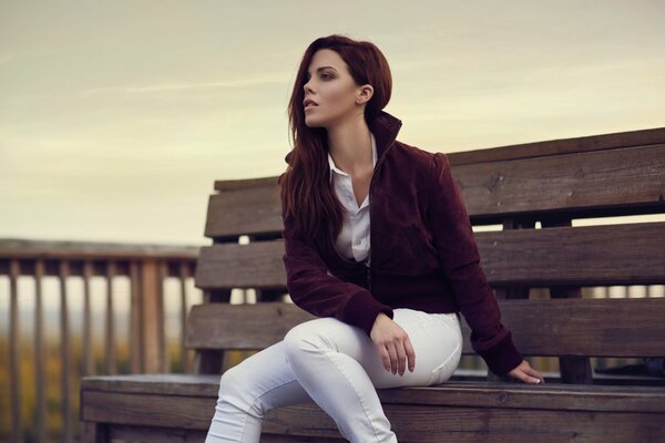 Belle fille sur le banc