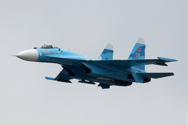 Российский самолёт Су 27 похож на хищную птицу в небе первым