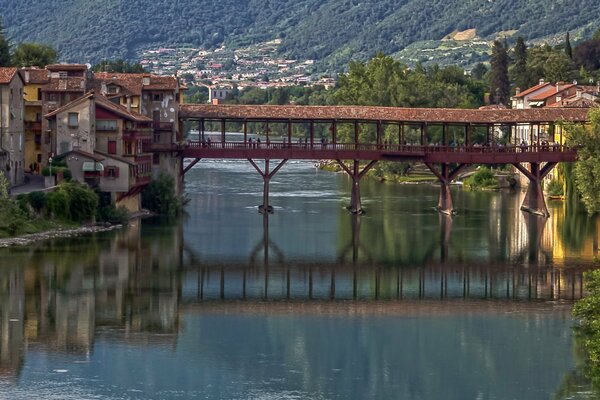 Blick auf die Holzbrücke über den Fluss