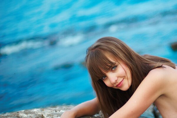 Fille souriante dans la mer