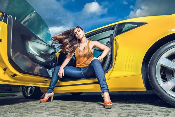 Chica en un Chevrolet camaro amarillo