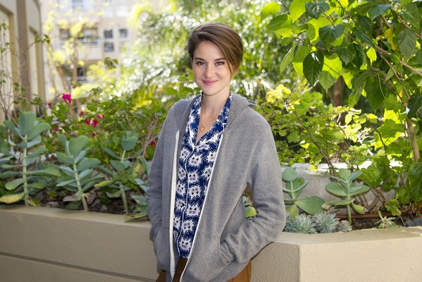 Portrait de jeune fille sur fond de verdure