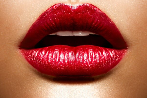 Los labios rojos de una niña maquillada con lápiz labial insinúan pasión