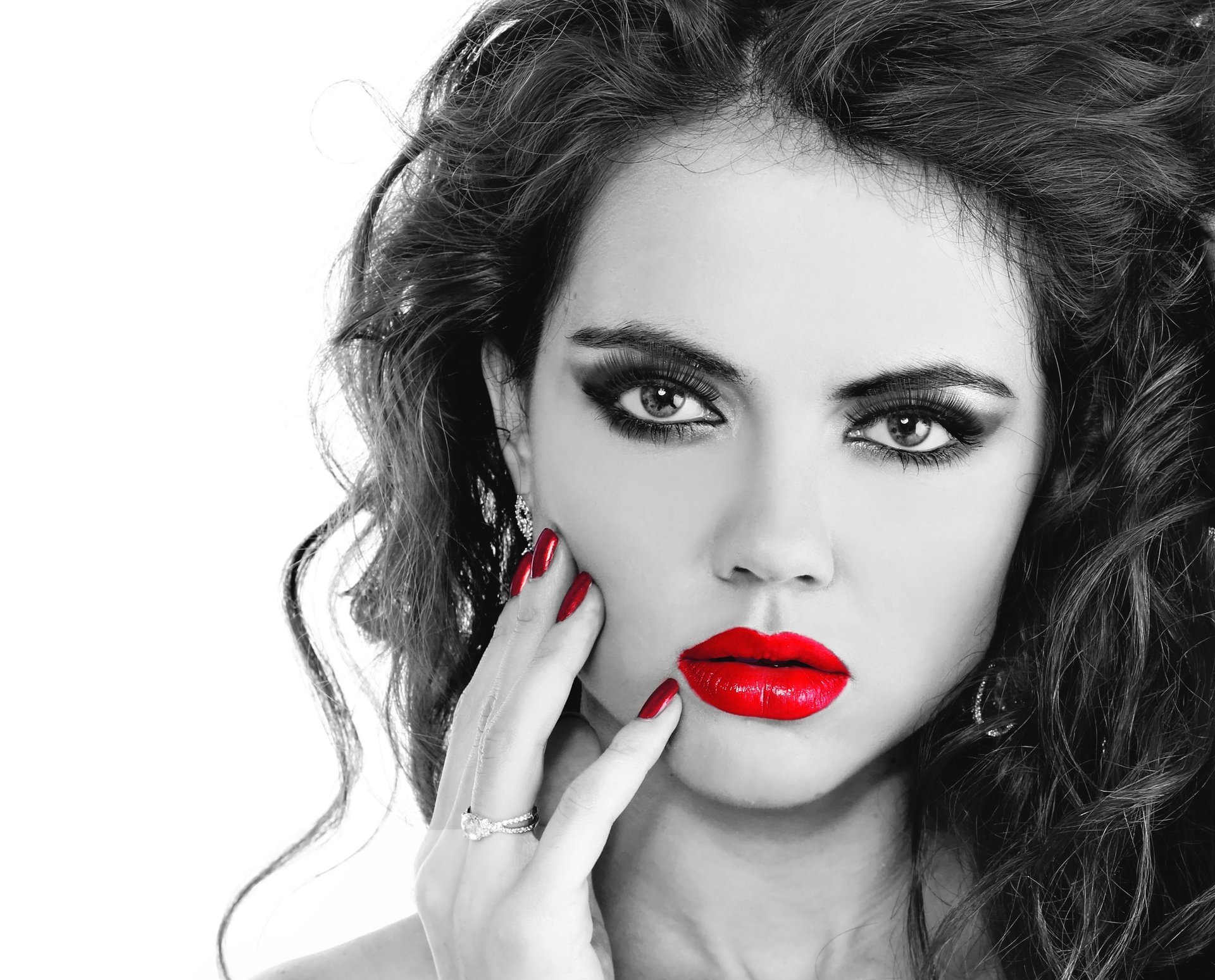 chica maquillaje labios rojos pestañas mirada ojos pelo mano manicura uñas rojas fondo