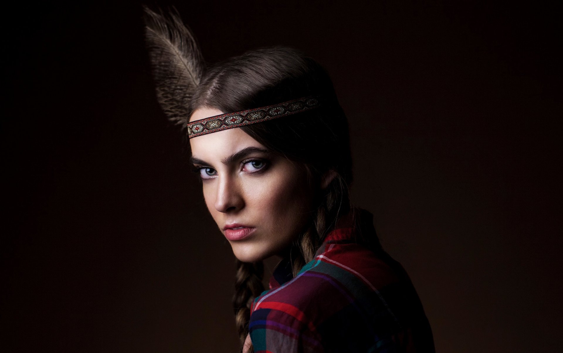 brun aigle yeux mode fille studio style portrait