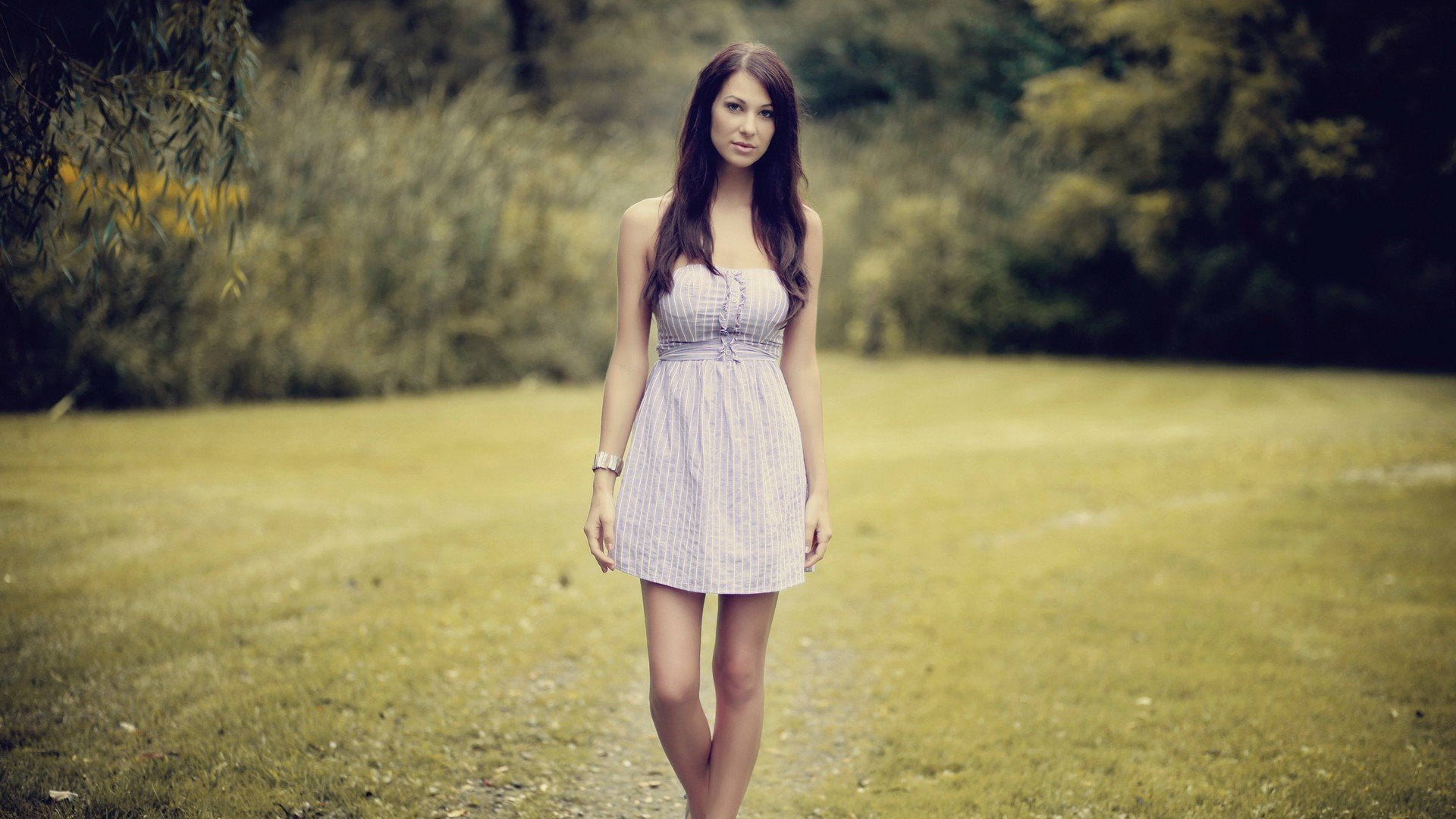 chica morena vestido piernas pose mirada naturaleza