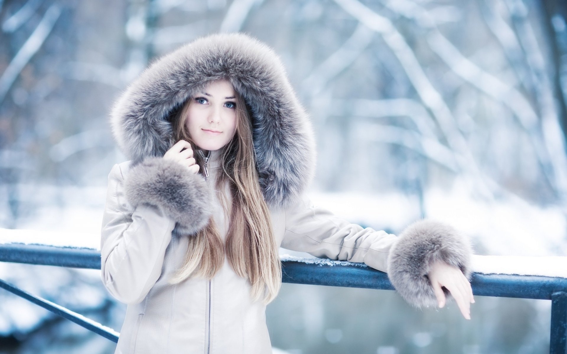 fille veste fourrure hiver regard