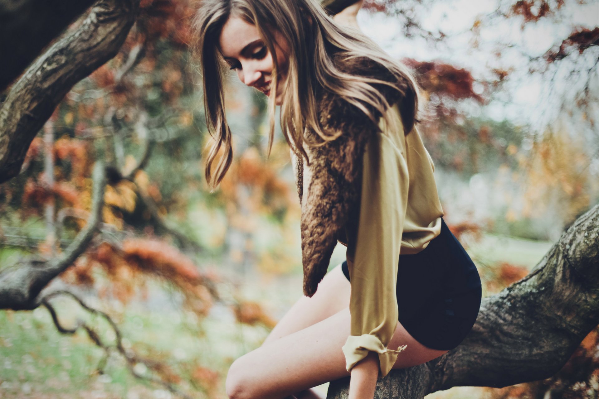 fille shorts arbres cheveux