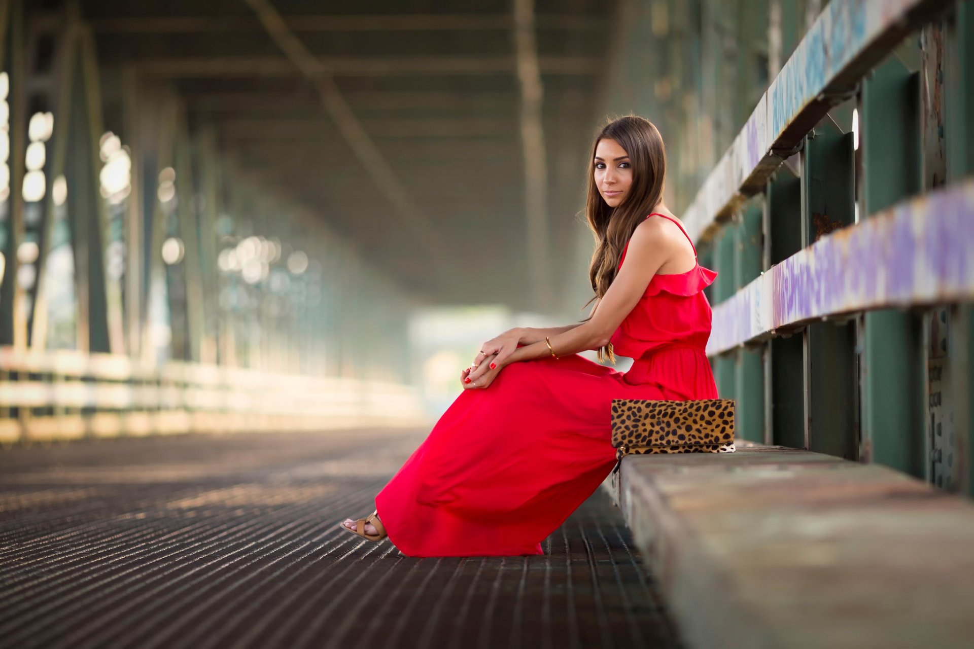 vestido rojo en rojo fotografía de moda