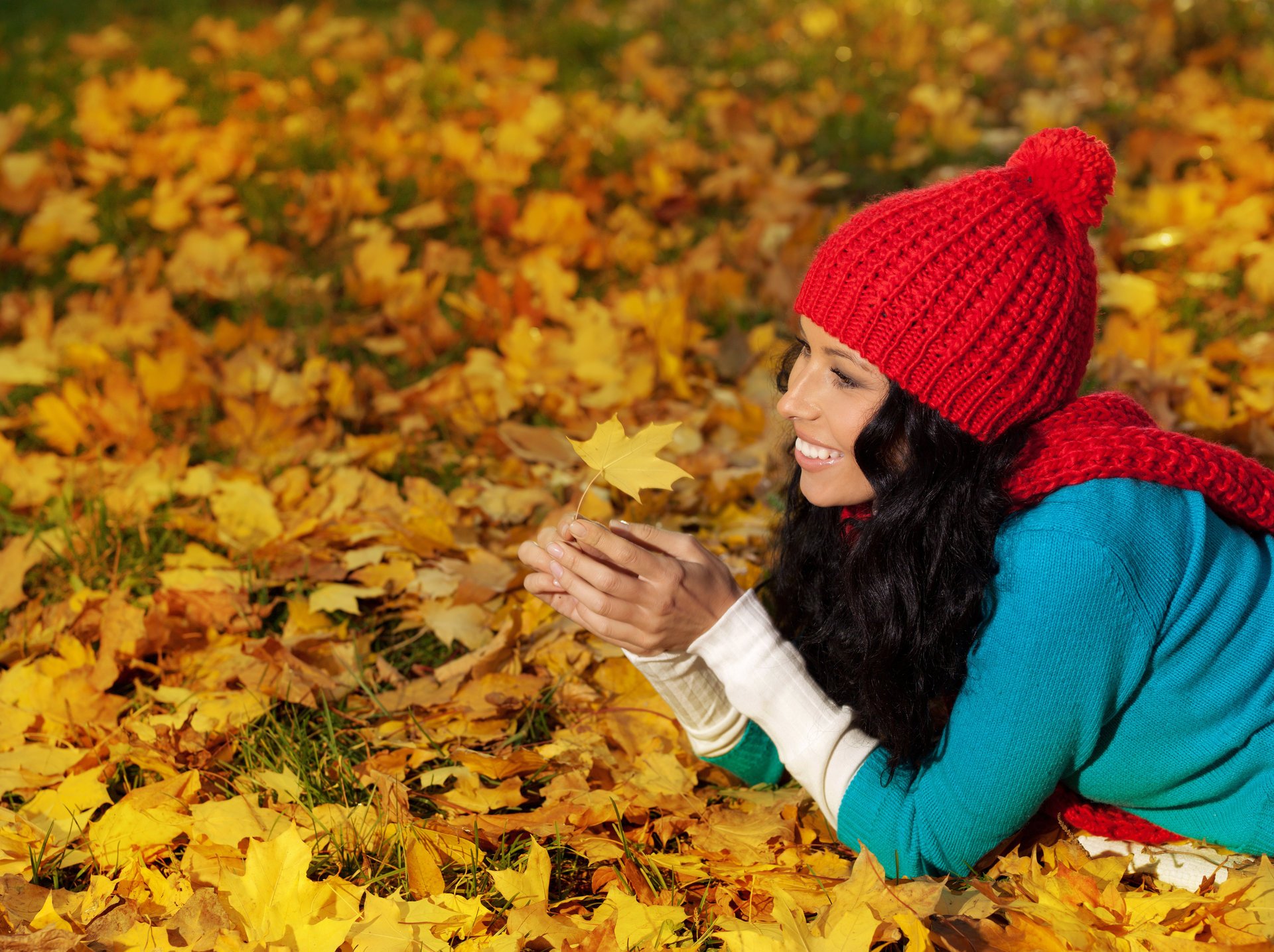 femelle automne feuilles femme sourire