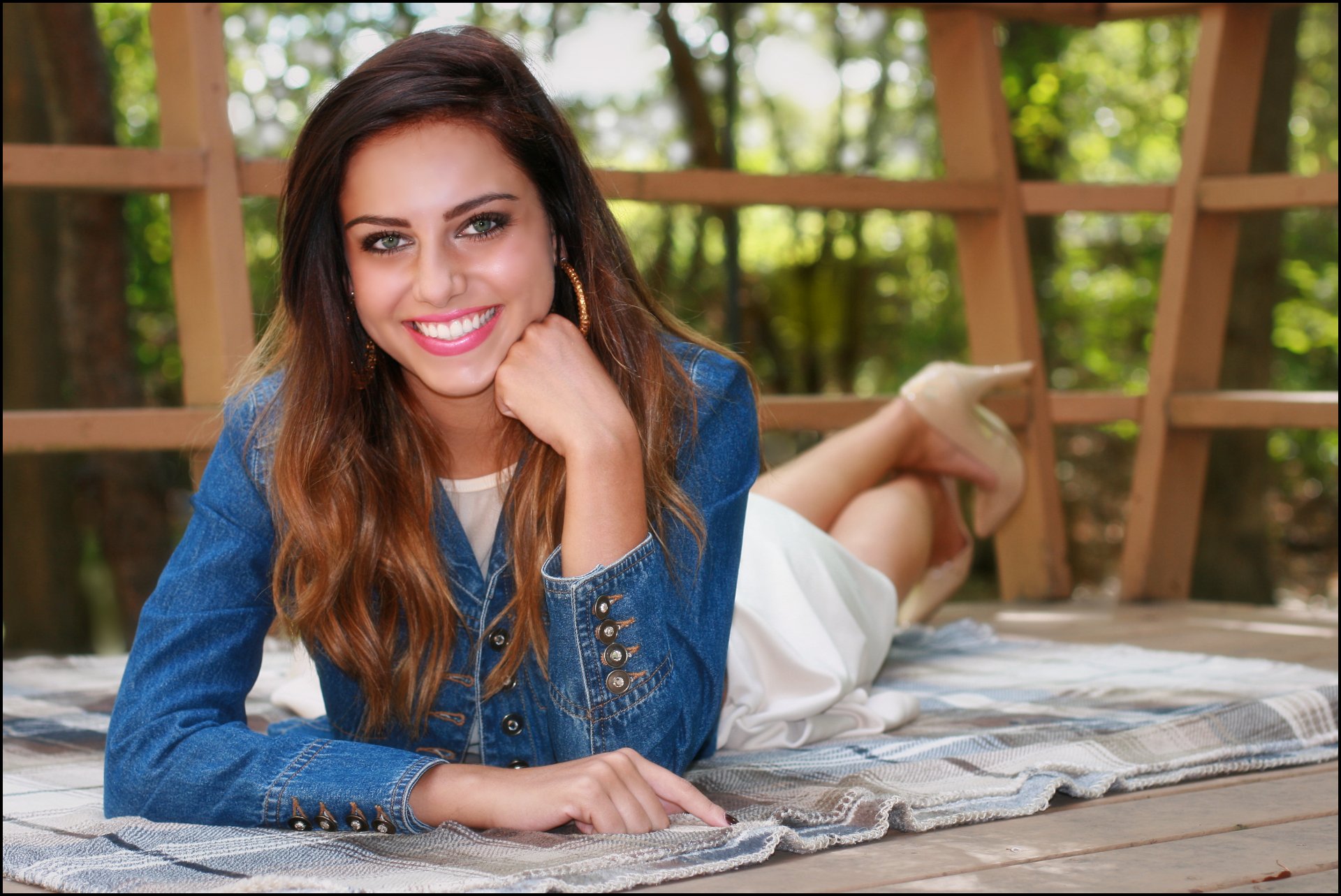 chica belleza cara mirada labios sonrisa pelo chaqueta fondo