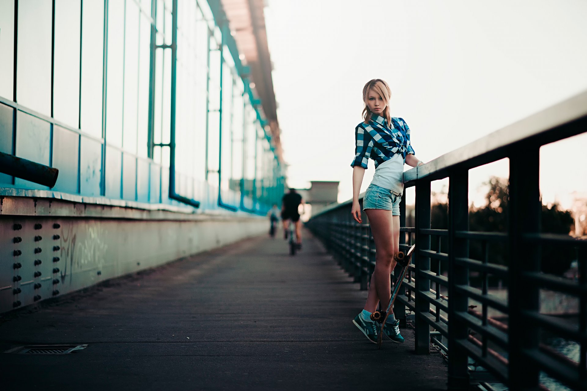 sul ponte ragazza skate atleta città