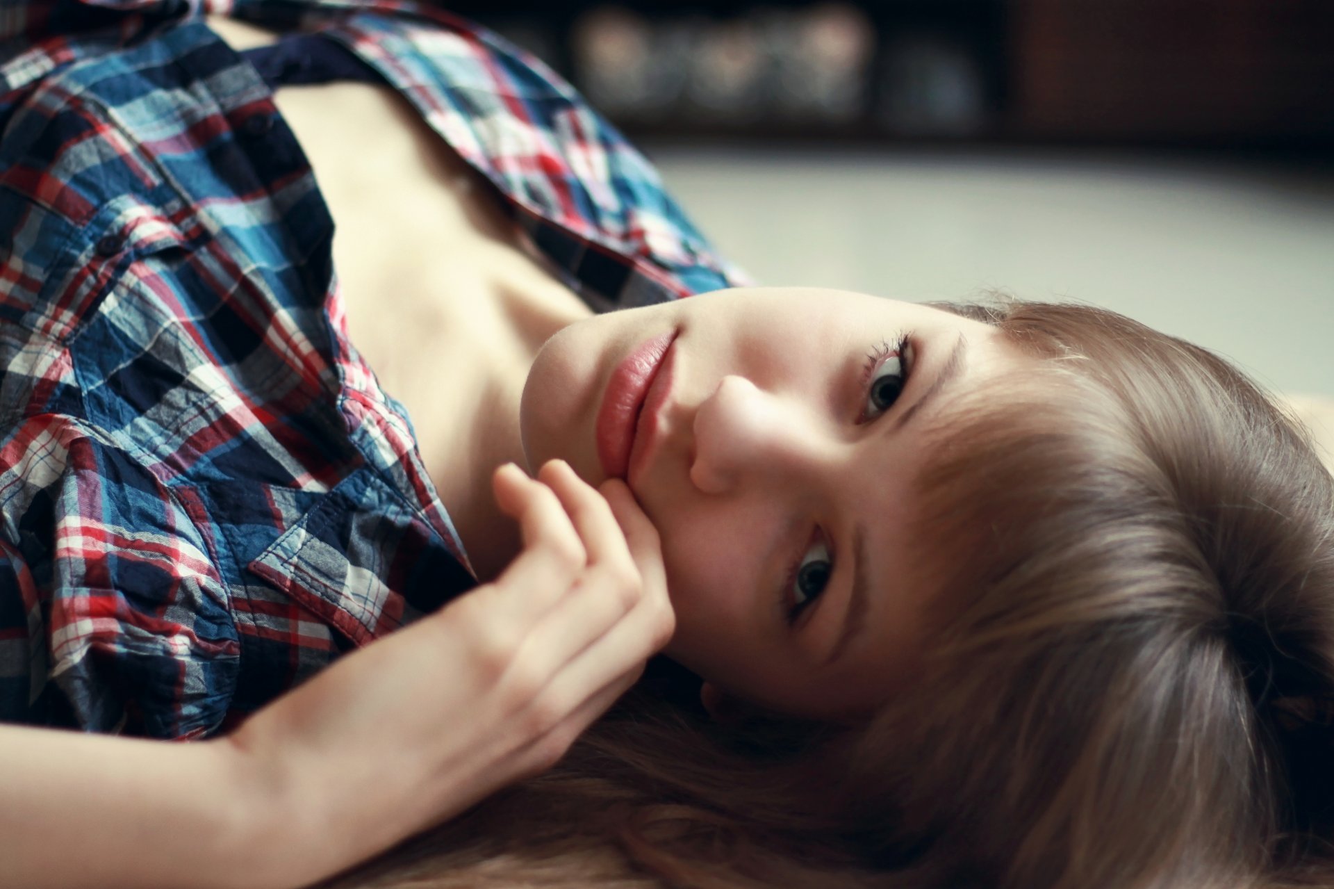 chica cara mirada labios ojos pelo brazo camisa jaula mentiras