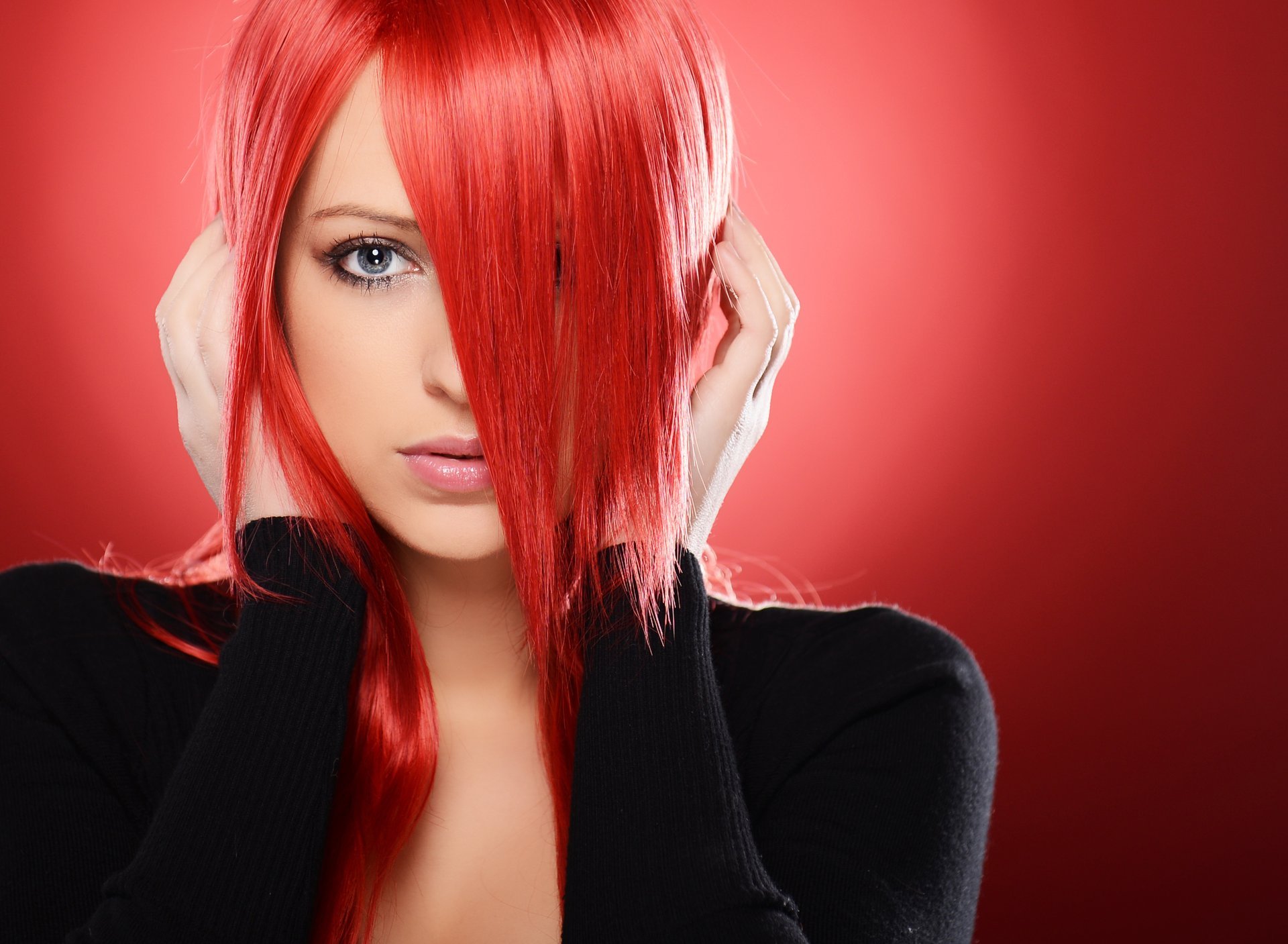 Красные волосы и красная одежда