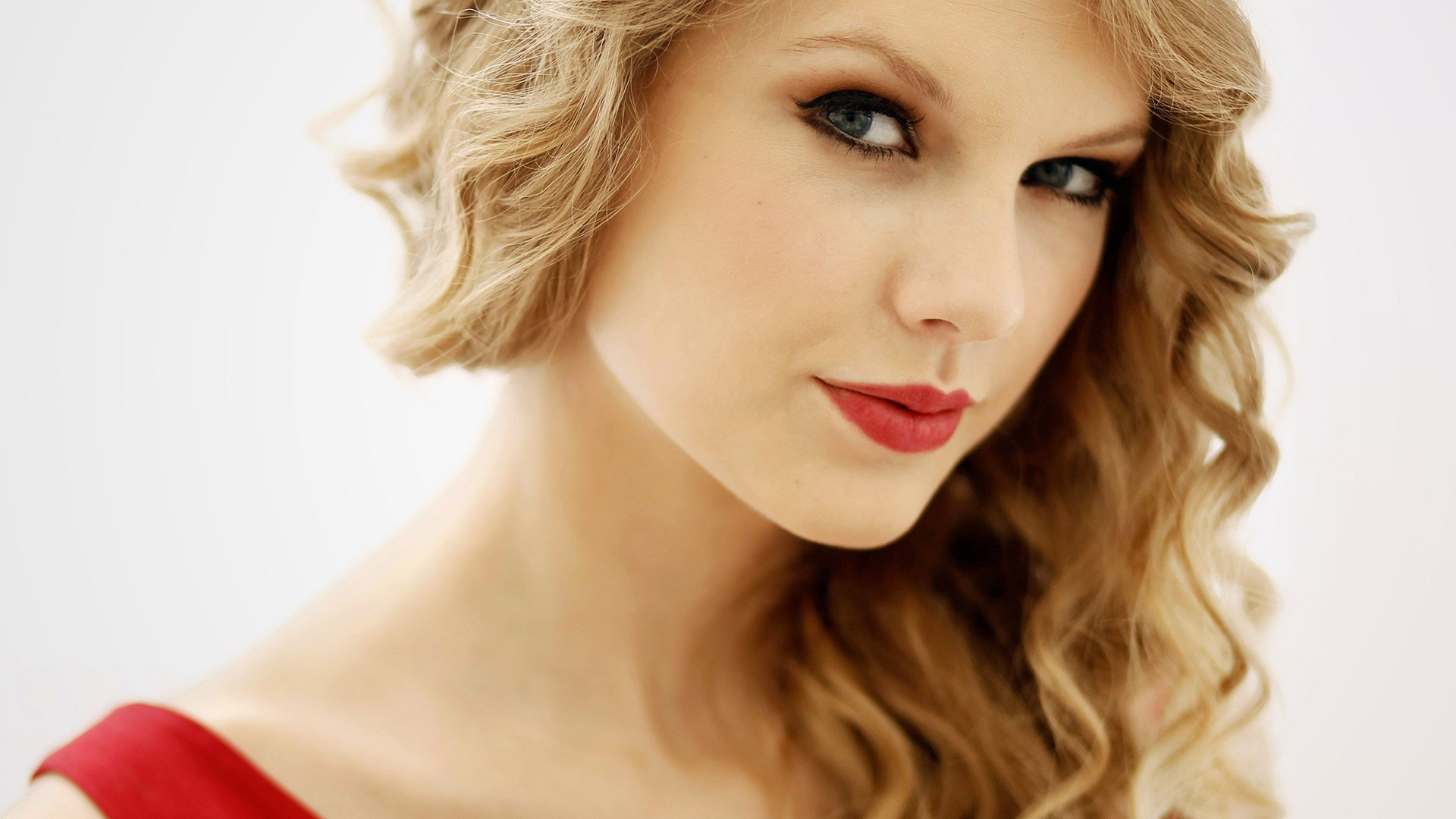 taylor swift rubia labios lápiz labial fondo blanco cabello hermoso retrato cara