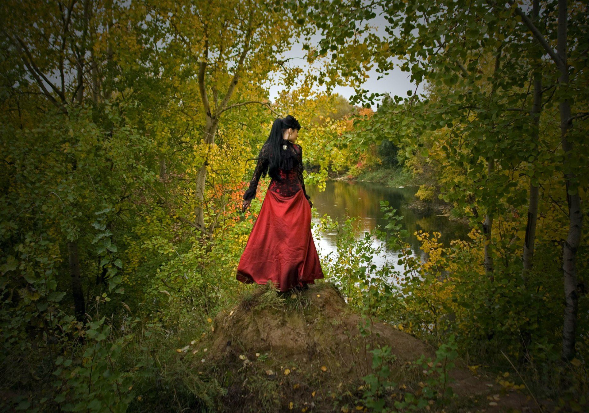 brunette robe corset manches forêt arbres lac nature colline verdure feuilles feuillage