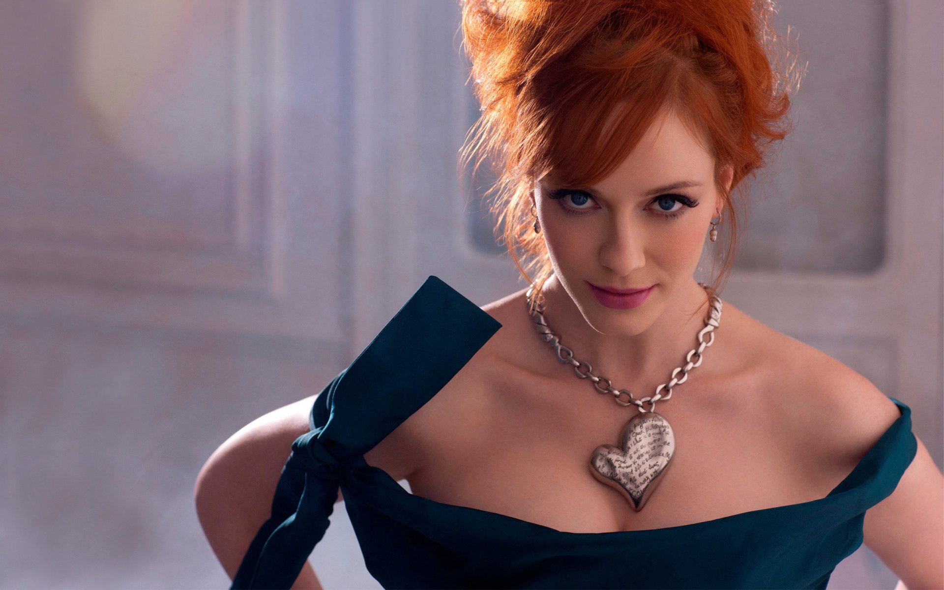 christina hendricks schauspielerin rotschopf gesicht blick blau augen halskette sexy eleganz