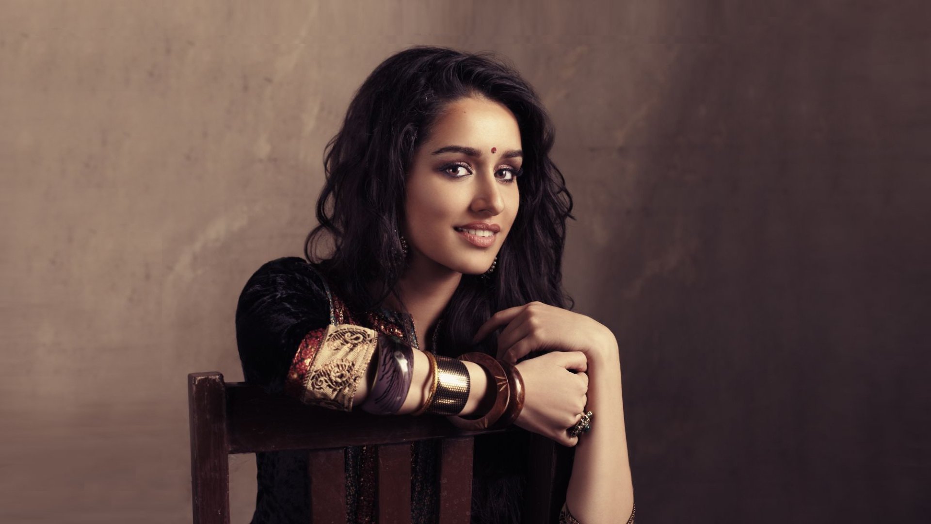 shraddha kapoor bollywood célébrité actrice modèle fille brunette jolie beauté sexy présenter visage lèvres cheveux sourire yeux indien beauté