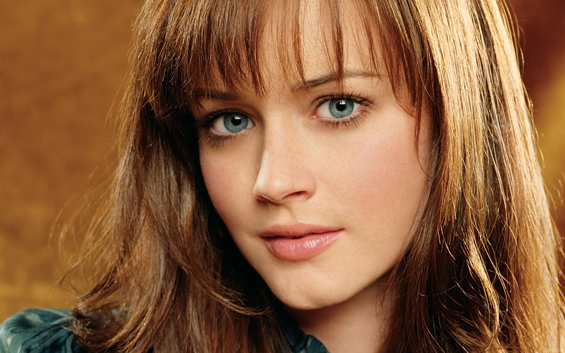 chica celebridad actriz alexis bledel pelo oscuro luz cara fondo claro mirada de extraordinaria belleza dotada