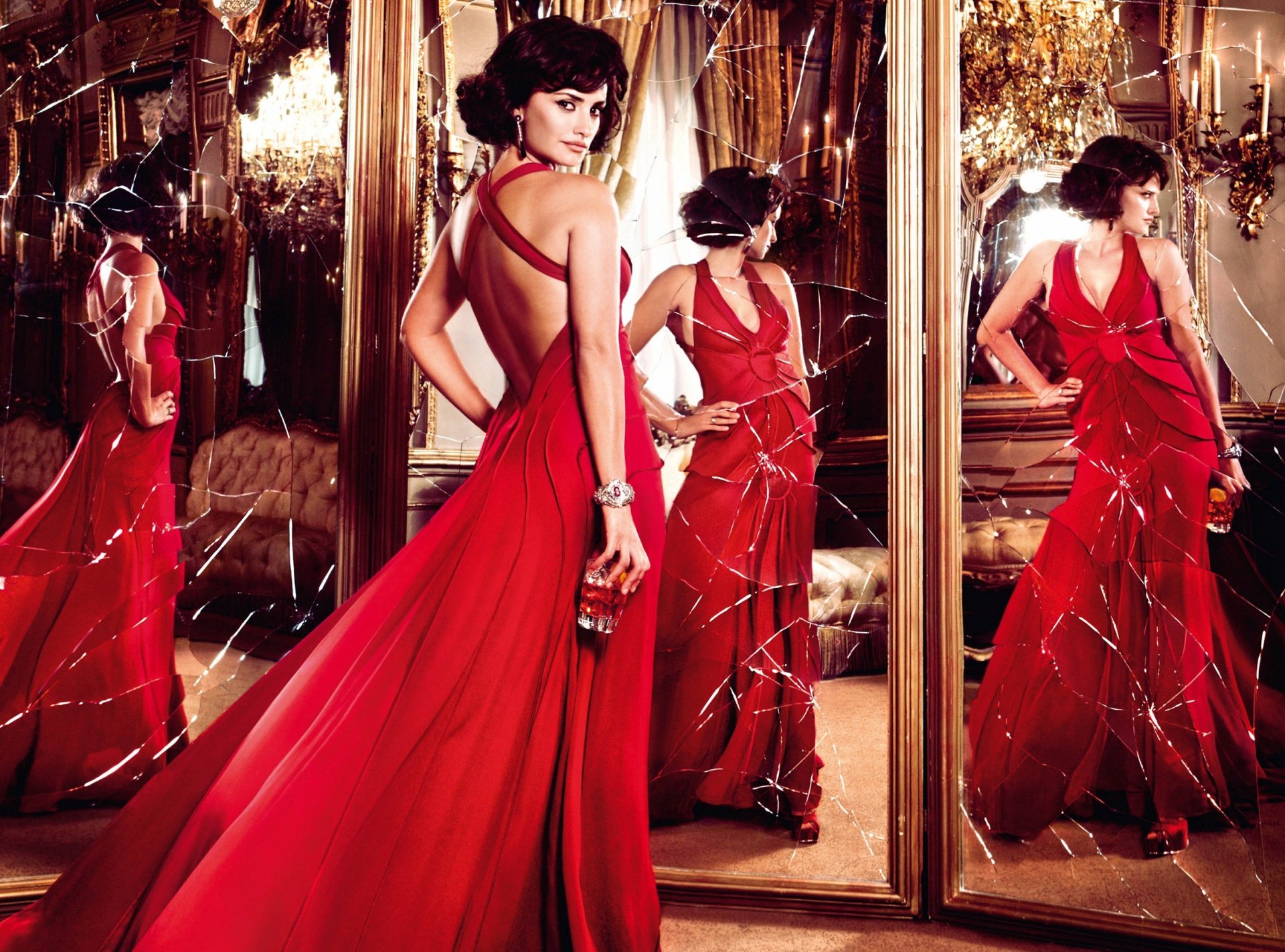 penelope cruz bruna attrice campari pubblicità bicchiere rosso vestito specchi candele riflessione