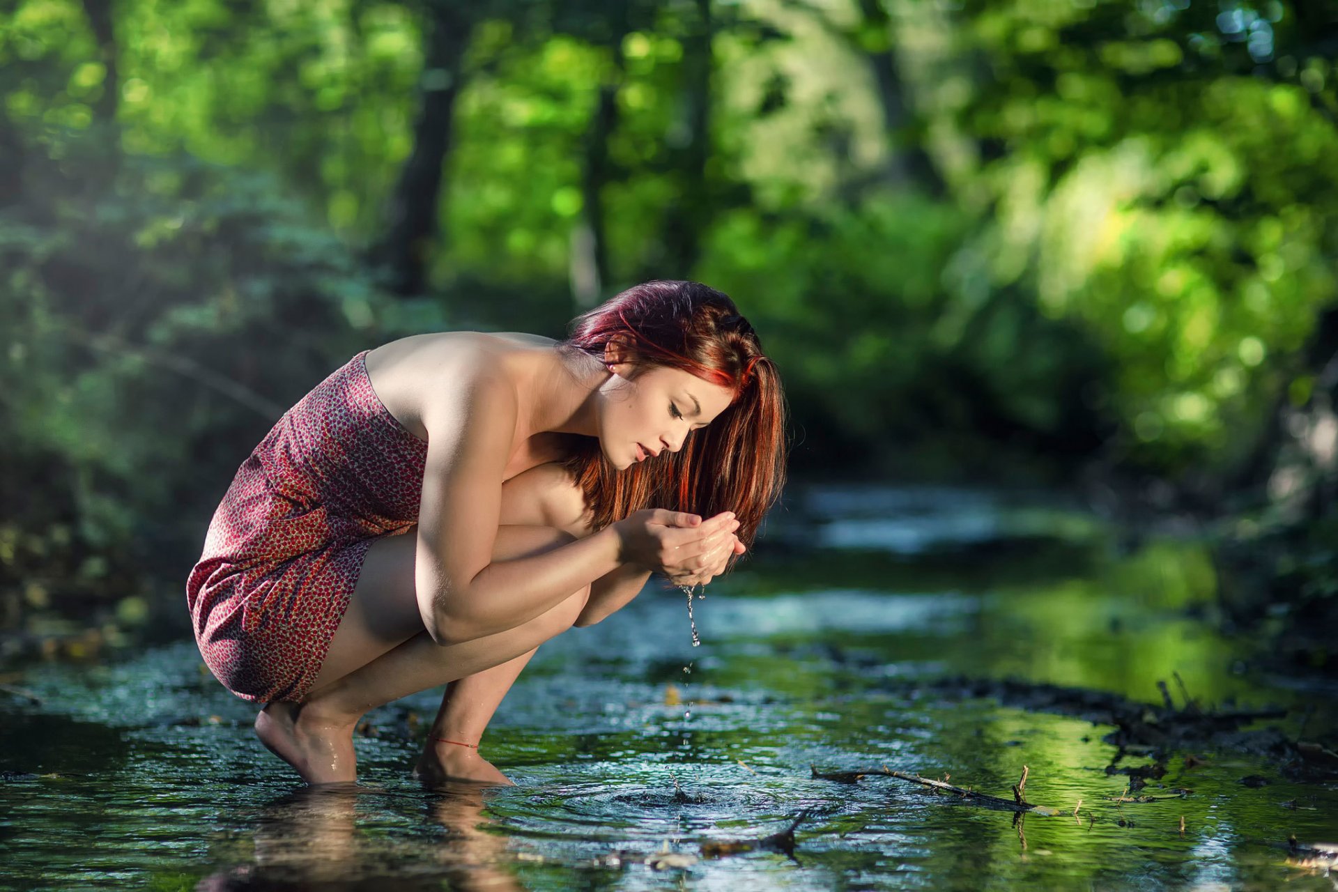 bach mädchen strom wasser reflexion natur