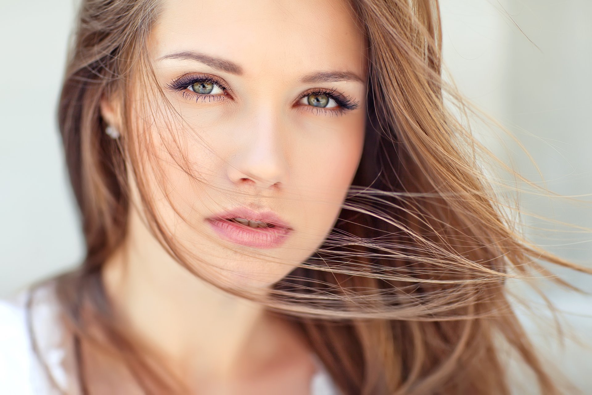 chica hermosa mirada ojos verdes labios cara cabello