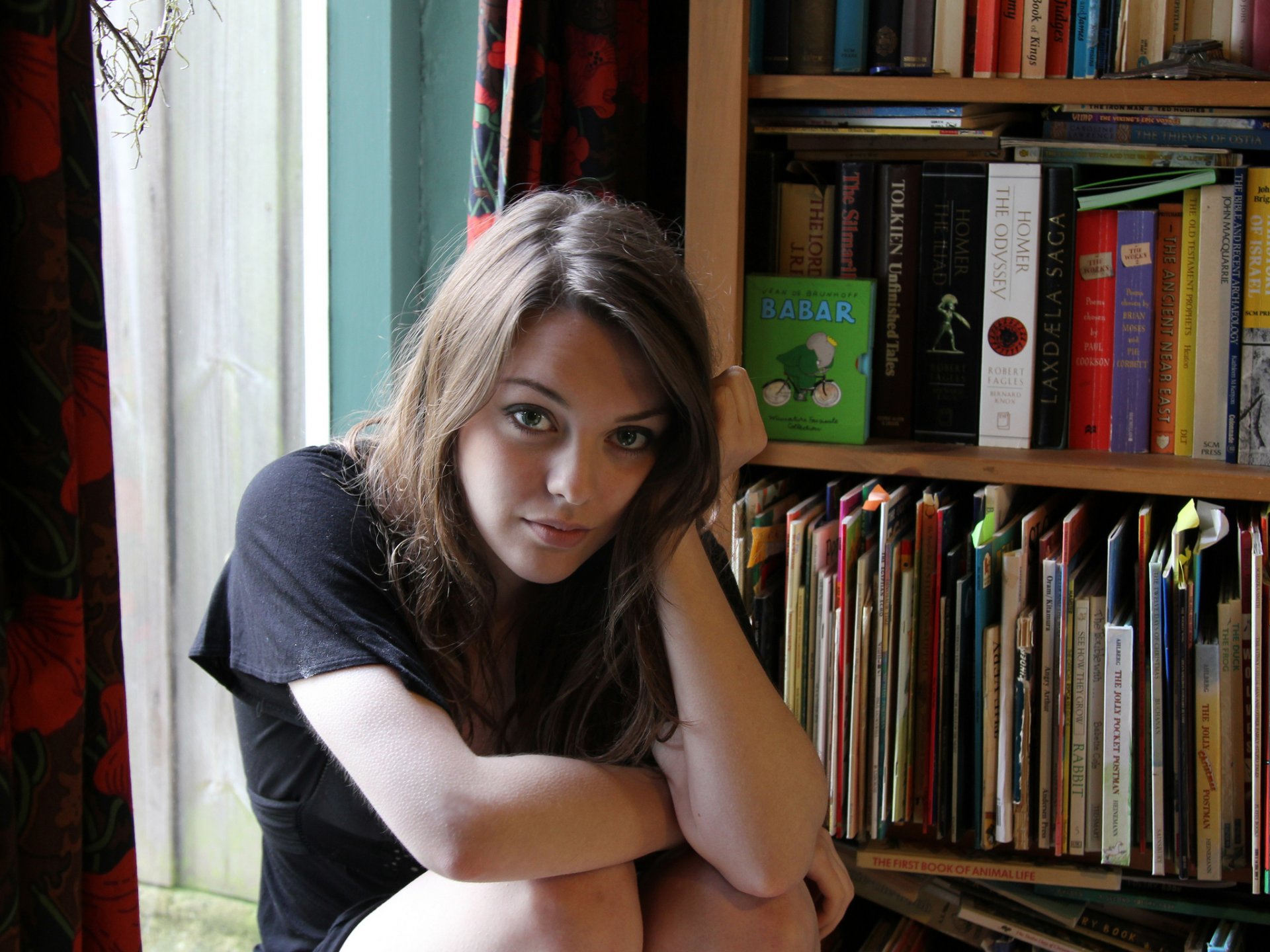 imogen dyer mädchen modell zimmer fenster licht vorhänge bücher literatur hausbibliothek