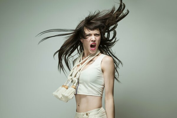 Ragazza urlante in un alone di capelli