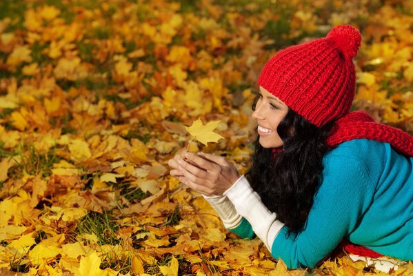 Herbst-Fotoshooting mit einem Mädchen in Blättern