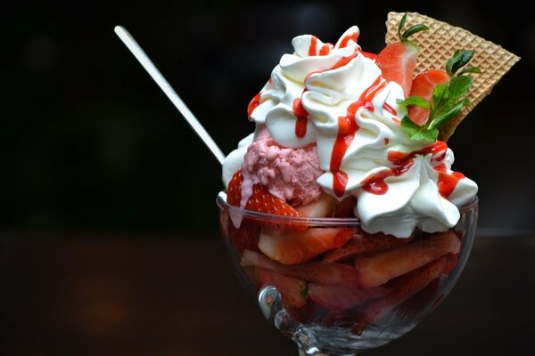 Helado de fresa y relleno decorado con gofres